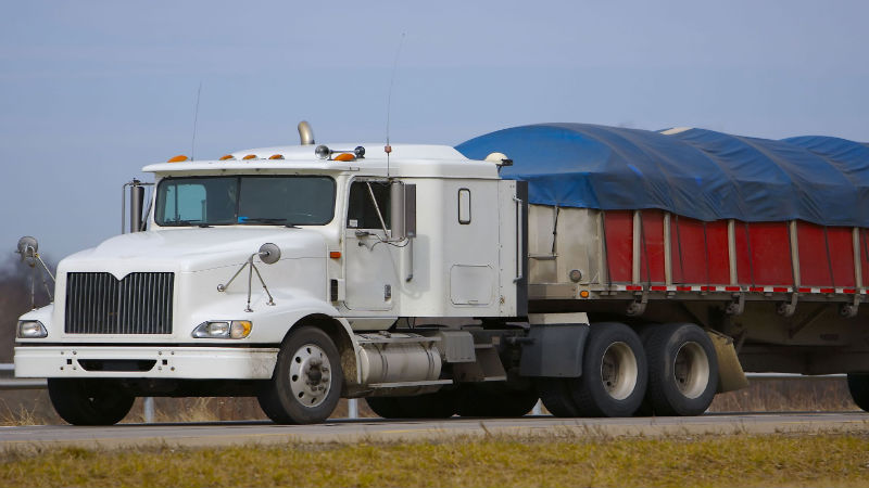 Perks to Look for When Searching for Trucking Companies Hiring Drivers