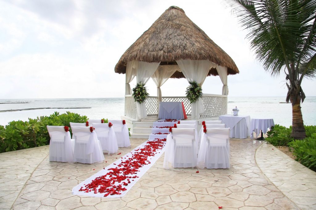 Some of the Creative Ways to Display Pictures at Your Wedding