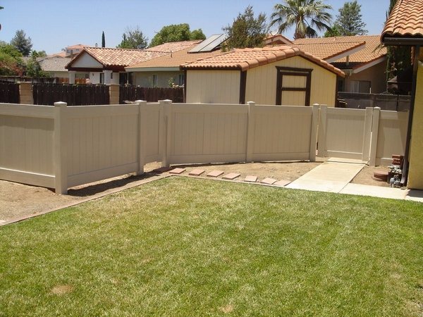 Which Fencing Material Should You Pay A Fence Contractor in Moreno Valley To Install?