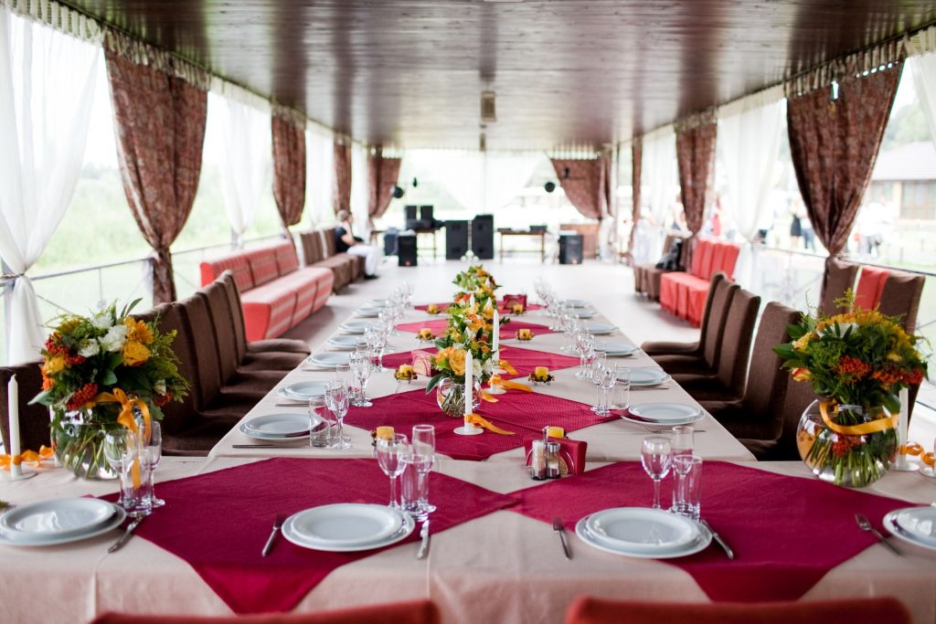 Choosing The Perfect Wedding Tablecloths For The Season