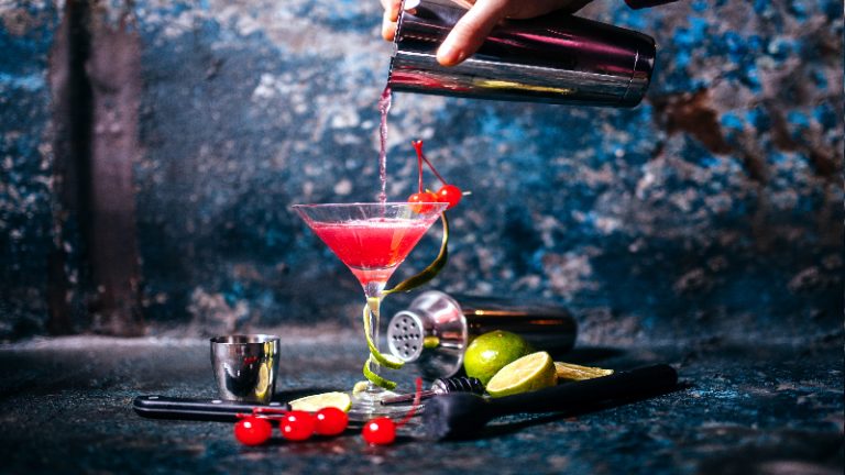 Looking to Bartend Anywhere and Anytime? How to Connect with Available Jobs