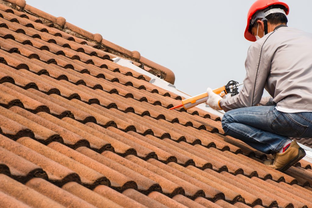 Benefits of Using Roof Replacement Services Miami FL for Weather Resilience